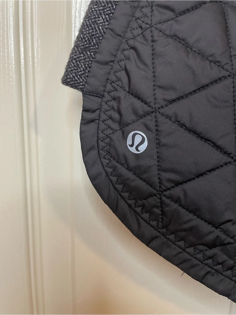 Lululemon Hot Cheeks Shorts in Black Heathered Herringbone Size 4